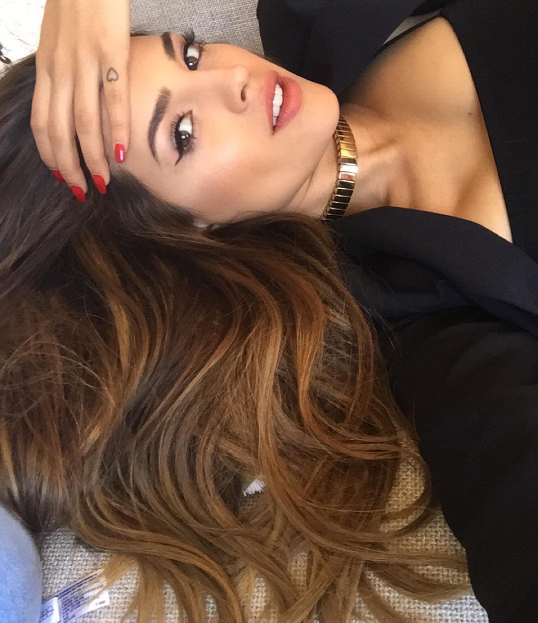 En el dedo meñique de la mano izquierda tiene un corazón.