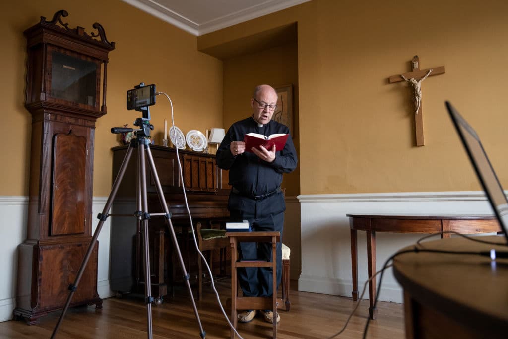 En el
<b>Reino Unido</b>, la misa de Viernes Santo se tuvo que transmitir por Internet debido a que el país se encuentran en aislamiento obligatorio por los más de 60,000 casos de COVID-19.