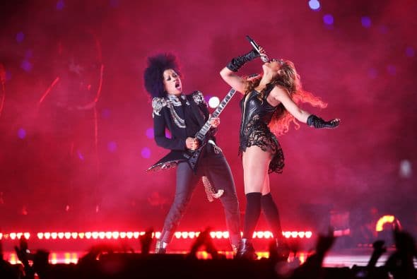 Ni el mejor guionista de Hollywood hubiese podido escribir un libreto mejor que el Super Bowl 2013. Con lágrimas, risas, entretenimiento, estupor, suspenso, miedo y mucha emoción, este Super Bowl “tuvo de todo un mucho”. El coro de la escuela de Newtown que sufrió en diciembre una matanza que conmocionó al mundo, con 26 niños de la escuela primaria Sandy Hook, abrió la ceremonia previa al partido con la canción "America The Beautiful", al lado de la actriz y cantante Jennifer Hudson. Los estudiantes llevaban lazos verdes en homenaje a los 20 niños y 6 adultos asesinados en Sandy Hook el pasado 14 de diciembre, y durante su actuación muchos de los jugadores y espectadores apenas pudieron contener las lágrimas. Después le tocó el turno a Alicia Keys, quien al piano y con un sexy vestido rojo de tirantes interpretó el himno nacional estadounidense, agregando algunas palabras en la estrofa final, ante el estupor de algunos. La actuación musical del descanso, la más esperada siempre, correspondió este año a Beyoncé y llegó precedida de la polémica después de que la estrella admitiera que cantó el himno nacional en falso directo, sobre una canción pregrabada, durante la ceremonia de la segunda investidura presidencial de Barack Obama. La artista con mucha fuerza y sin dejar de bailar sobre un escenario con fuegos artificiales y luces con la forma de su rostro y su larga melena, vistiendo un conjunto de cuero negro de Rubin Singer, con guantes a juego y botines de tacón, y acompañada de más de 100 bailarines repasó algunos de sus éxitos como "Love on Top", "Crazy in Love", "Baby Boi" y "Till the End of Time". Se unieron a ella después Kelly Rowland y Michelle Williams, sus compañeras en el ya disuelto grupo Destiny's Child y vestidas también de negro. Las tres cantaron y bailaron sincronizadas "Independent Woman" y "Single Ladies (Put A Ring On It)". En el tercer cuarto del partido se produjo un inesperado apagón, que duró 34 minutos, y que fundió a negro las televisiones de millones de hogares en todo el país y dejó en blanco a los presentadores de la cadena CBS, la encargada de la retransmisión. Con cada bloque de treinta segundos de publicidad vendido a un precio de entre 3,7 y 3,8 millones de dólares, los dos anuncios de Chrysler estuvieron entre los mejores, según un sondeo realizado por The Wall Street Journal a ejecutivos publicitarios y espectadores, pero según USA Today el primer lugar correspondió a Budweisser. También fueron muy comentados en Twitter los de Taco Bell y Doritos, en una noche en la que rostros conocidos como los actores de comedia Amy Poehler ("Parks and Recreation"), Tracy Morgan ("30 Rock") y Kaley Cuoco ("The Big Bang Theory"), y la modelo Bar Refaeli se colaron en algunos de los anuncios.