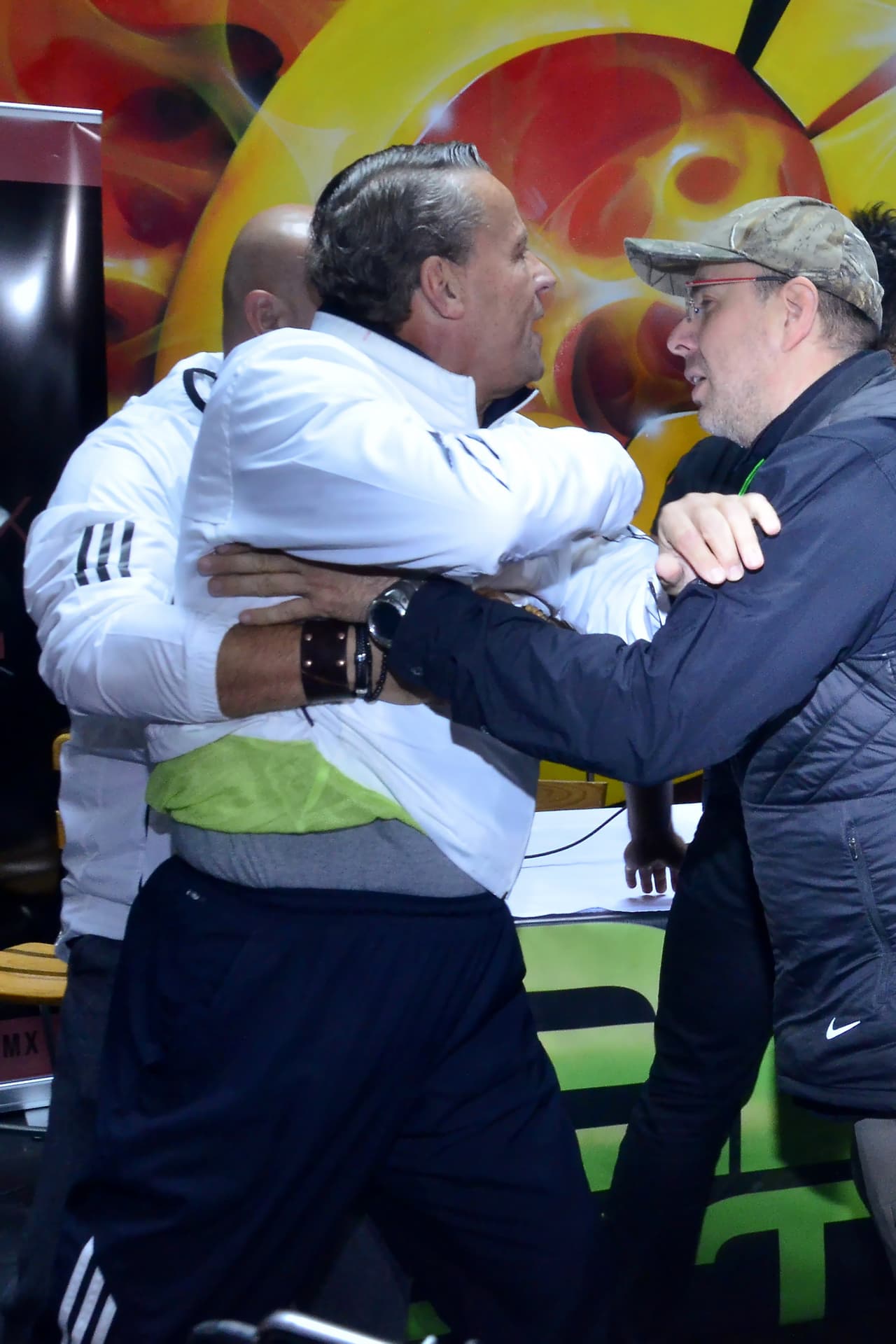 En la publicación no especificó de quiénes busca 'protegerse'. 
<br>