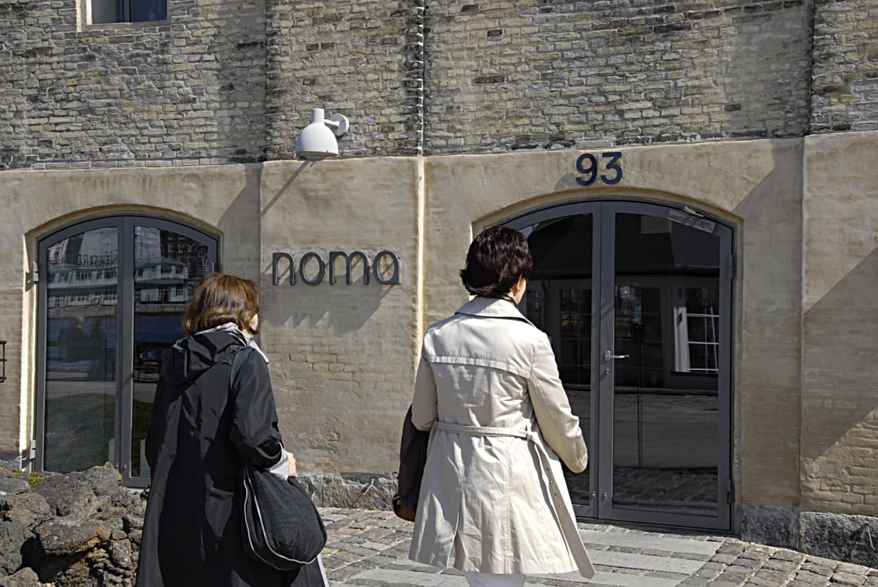 <b>Puesto 2: Noma</b>, ubicado en Copenhagen, Dinamarca. Es uno de los más importantes representantes de la nueva cocina nórdica. Centrado en platos minimalistas y enfocados en los ingredientes. Fue considerado por la asociación World's 50 Best Restaurant el mejor del Mundo en 2010, 2011, 2012 y 2014.