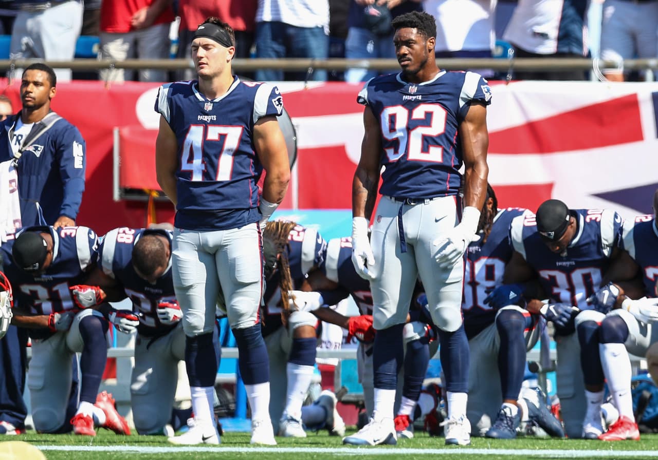 Jugadores de los New England Patriots arrodillados antes del partido contra los Houston Texans, en Foxboro, Massachusetts.