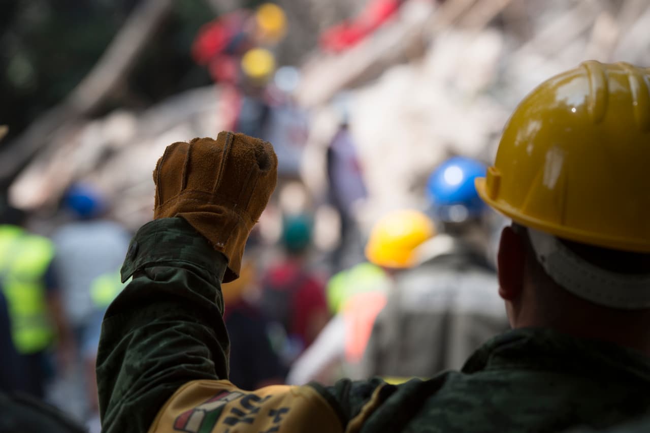 Un rescatista pide silencio, la herramienta mas importanta para encontrar sobrevivientes.