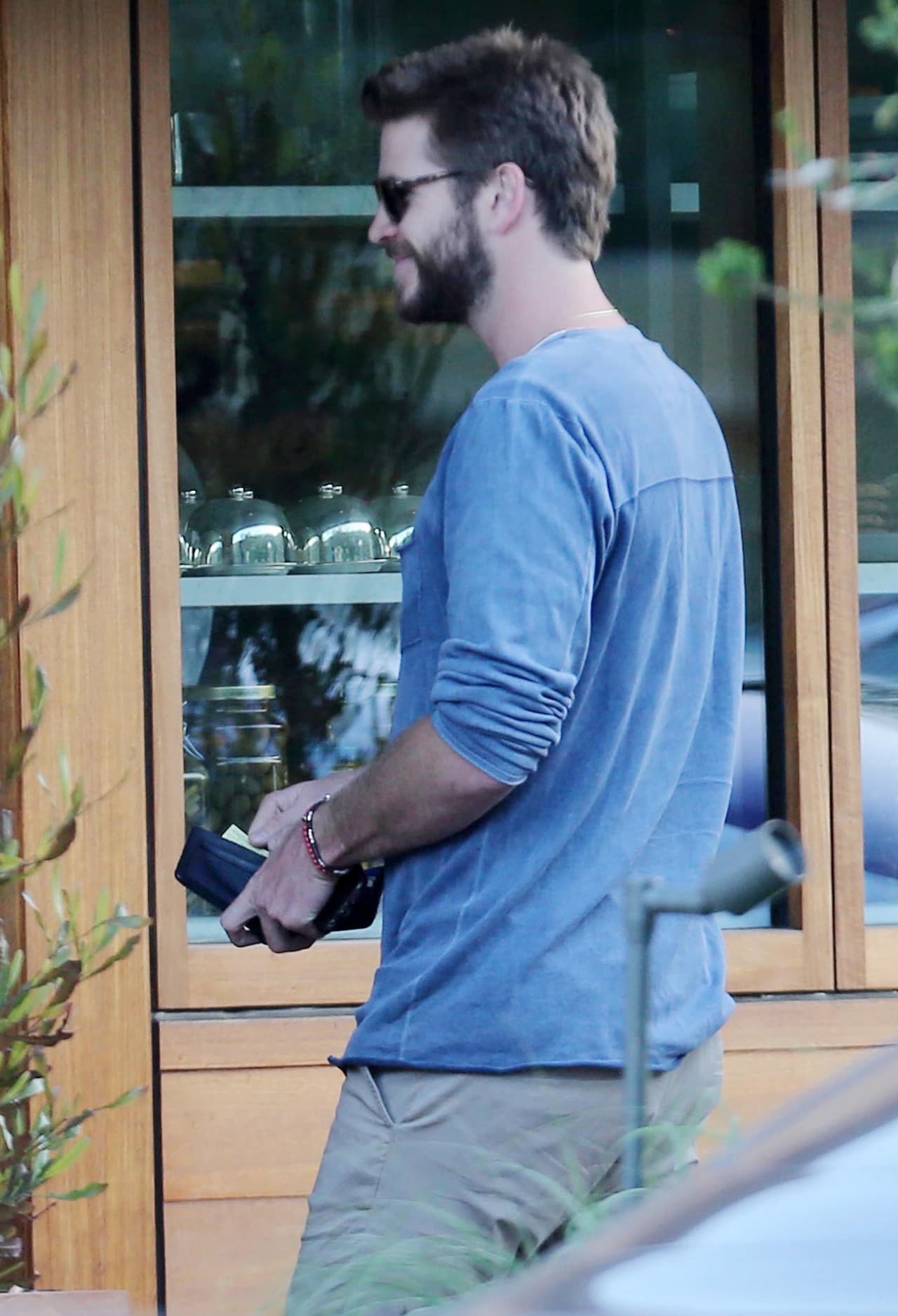Liam Hemsworth muy sonriente con su amada.