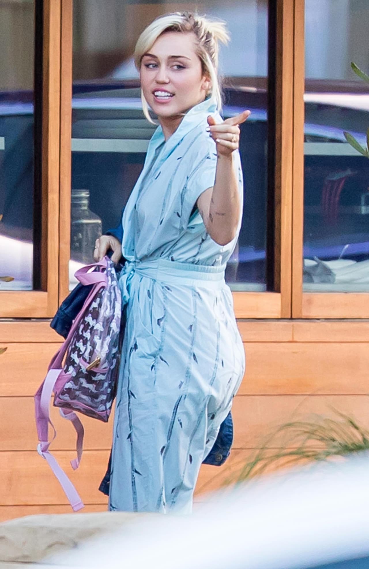 A ella la hemos visto más "recatada" y sonriente.