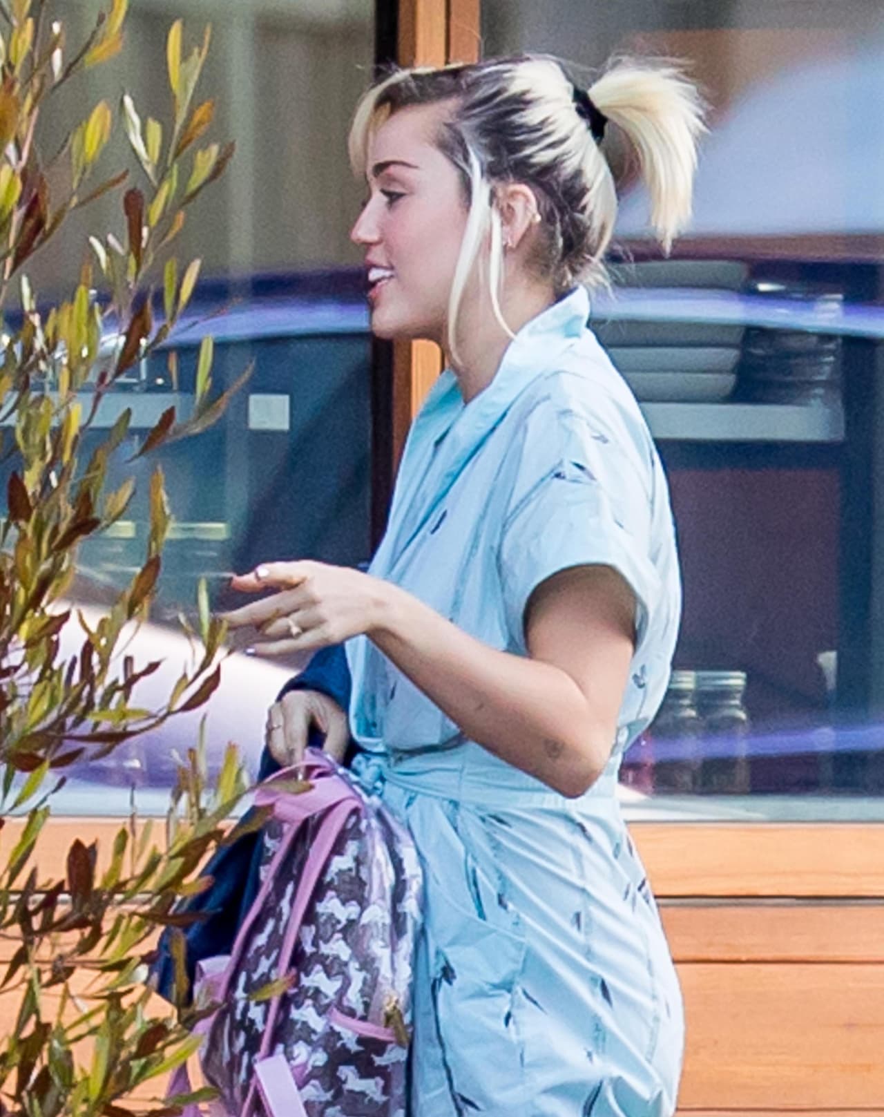 Miley mostrando su joya "sin querer queriendo". ¡Presumida!