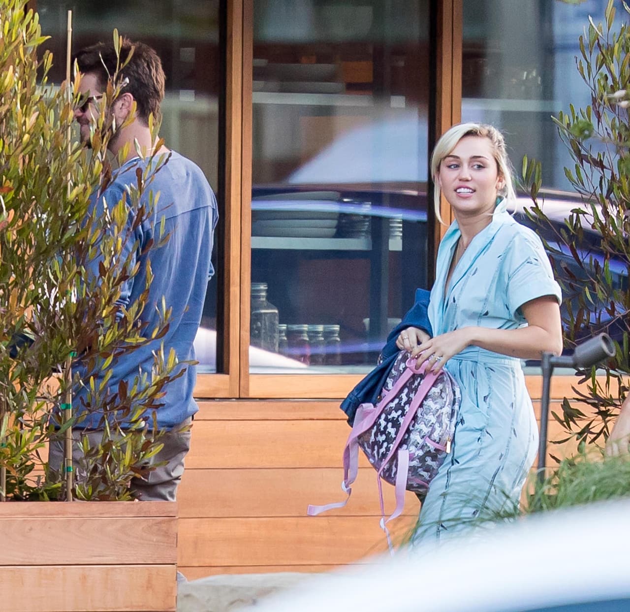 Cyrus salió a comer con su amorcito Liam Hemsworth.