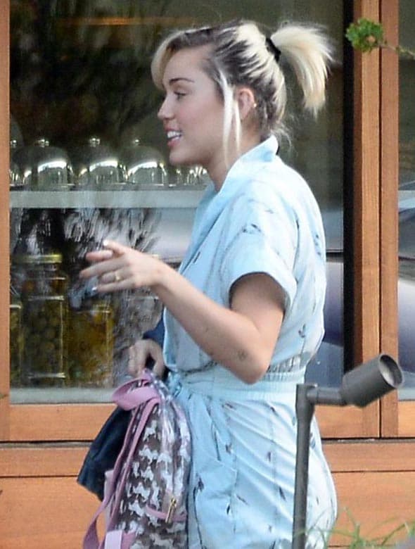 Como que a Miley le hace falta un nuevo tinte, ¿no crees?