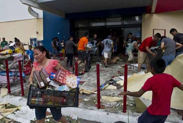Autoridades en Cabo San Lucas afirmaron plan de seguridad con 'mano dura' condra los saqueos en las zonas devastadas por el paso de Odile. Gobierno de Estados Unido habilitó los siguientes números de contacto para información relativa a ciudadanos americanos extraviados en el área de la península de Baja California en México. Desde U.S. & Canada: 1-888-407-4747 Desde el extragero: 1 202-501-4444 Email: OdileEmergencyUSC@state.gov