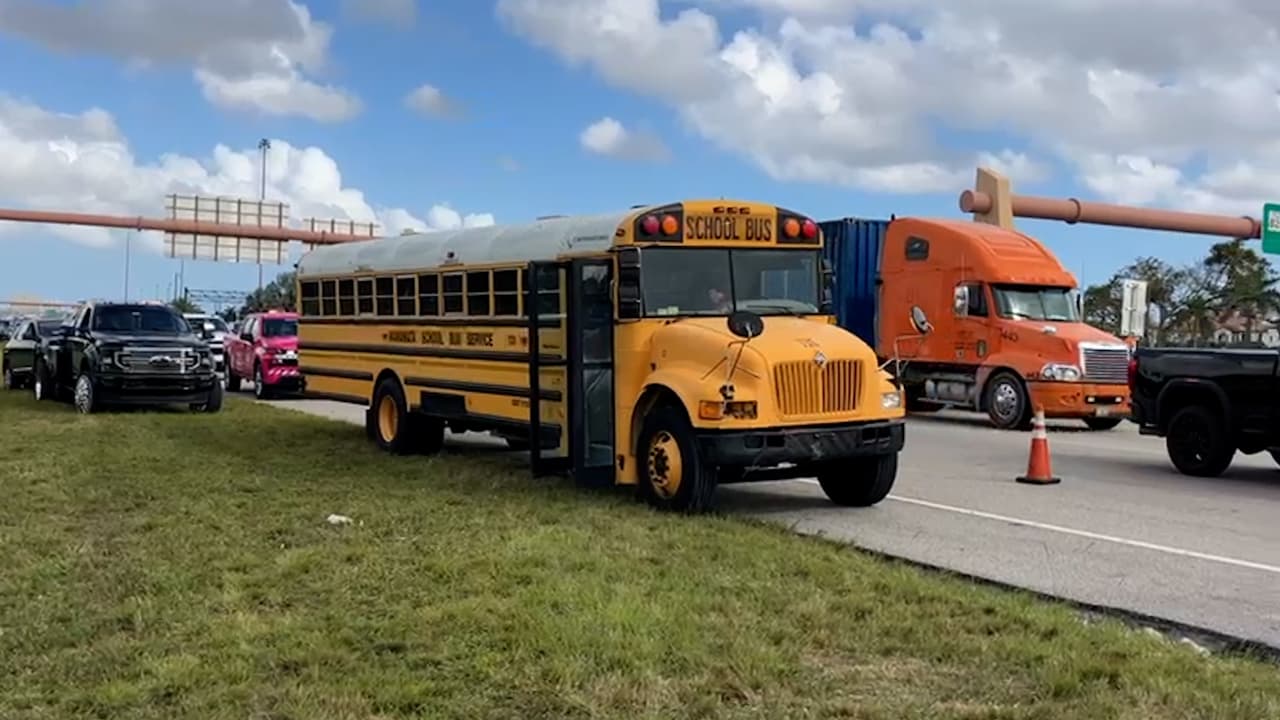 Accidente con un autobús escolar que llevaba 50 estudiantes, provoca enorme congestión en la 836
