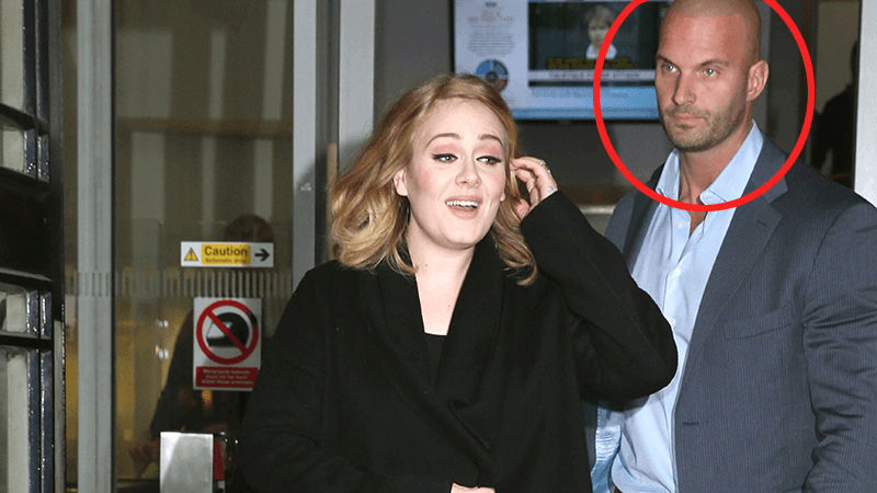 Este papasito va a cada sitio que Adele visita.