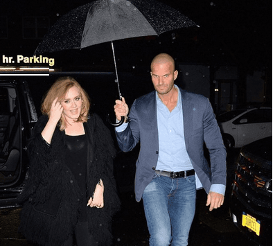 Eso sí, a él parece que no le desagradan los reflectores, ya que además de súper hot, sabe cómo voltear a la cámara.