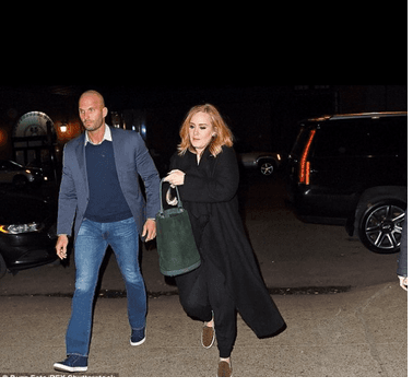 Este guapo ha sido el guardaespaldas de la bella cantante por algún tiempo.