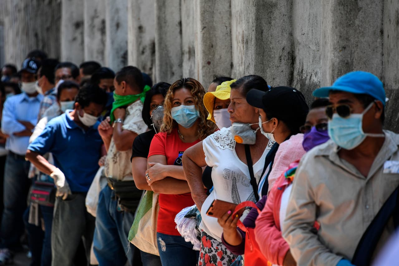 Este lunes también se vieron largas filas delante de sucursales bancarias en San Salvador.