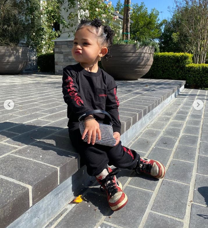 También portó un mini bolso de Alexander Wang cuyo costo es de
<b>595 dólares</b>, según el sitio de compras
<b><a href="https://www.ssense.com/en-us/women/product/alexander-wang/blue-micro-rhinestone-bag/4642581?clickref=1011l7KJHWig&utm_source=PH_1101l510&utm_medium=affiliate&utm_content=0&utm_term=https%3A%2F%2Fwww.shopstyle.com%2F&utm_campaign=" target="_blank">SSense. </a></b>
<br>