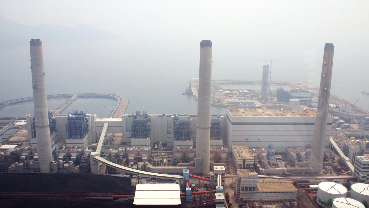 <h3 class="cms-h3-H3">CONTRA: Los carros eléctricos a veces contaminan</h3>
<br>En muchos casos la producción de la electricidad necesaria para el funcionamiento de los carros eléctricos es todavía fuente de contaminación, como las plantas eléctricas alimentadas por carbón o combustibles fósiles. La proliferación de los carros eléctricos en la isla de 
<a href="https://www.univision.com/noticias/autos-electricos/cuando-los-autos-electricos-contaminan-mas-que-los-de-gasolina" target="_blank">Hong Kong</a> causó una contaminación del aire sin precedentes ya sus plantas eléctricas funcionan en base a carbón. Sin embargo, el aprovechamiento de la energía solar y las granjas eléctricas y los autos eléctricos con celdas de combustible a base de hidrógenos, cuya única emisión es agua pura, muestran el camino hacia la generación limpia de energía eléctrica. 
<br>
<br>
<b>Imagen</b>: Vista aerea de la planta generadora de electricidad de Lamma Island, la cual funciona por la combustión de carbón y alimenta la red eléctrica de Hong Kong.