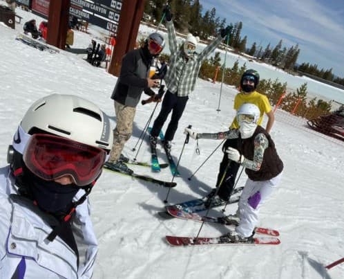 Esos brazos arriba demuestran la emoción de esquiar con esas personas que nuestro corazón más especialmente quiere.