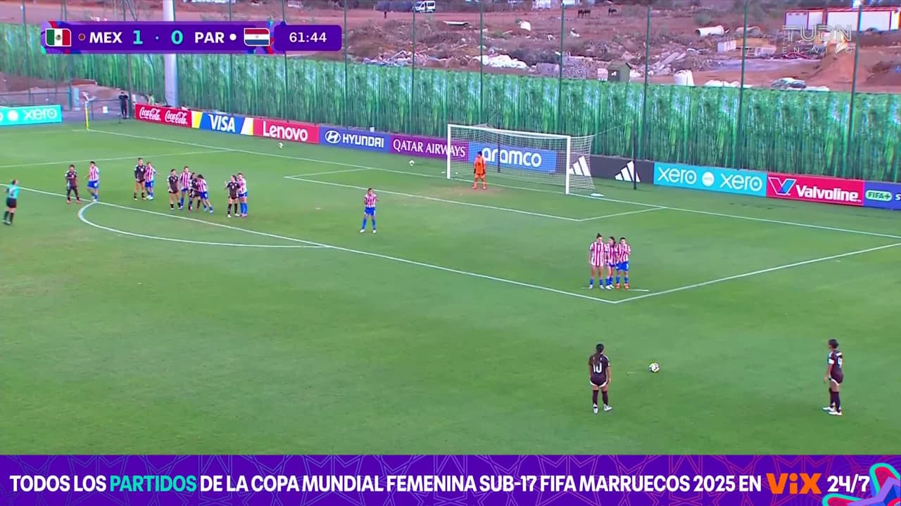 Amarilla apenitas alcanza a sacar el balón de Ibarra que iba bajando con mucho peligro