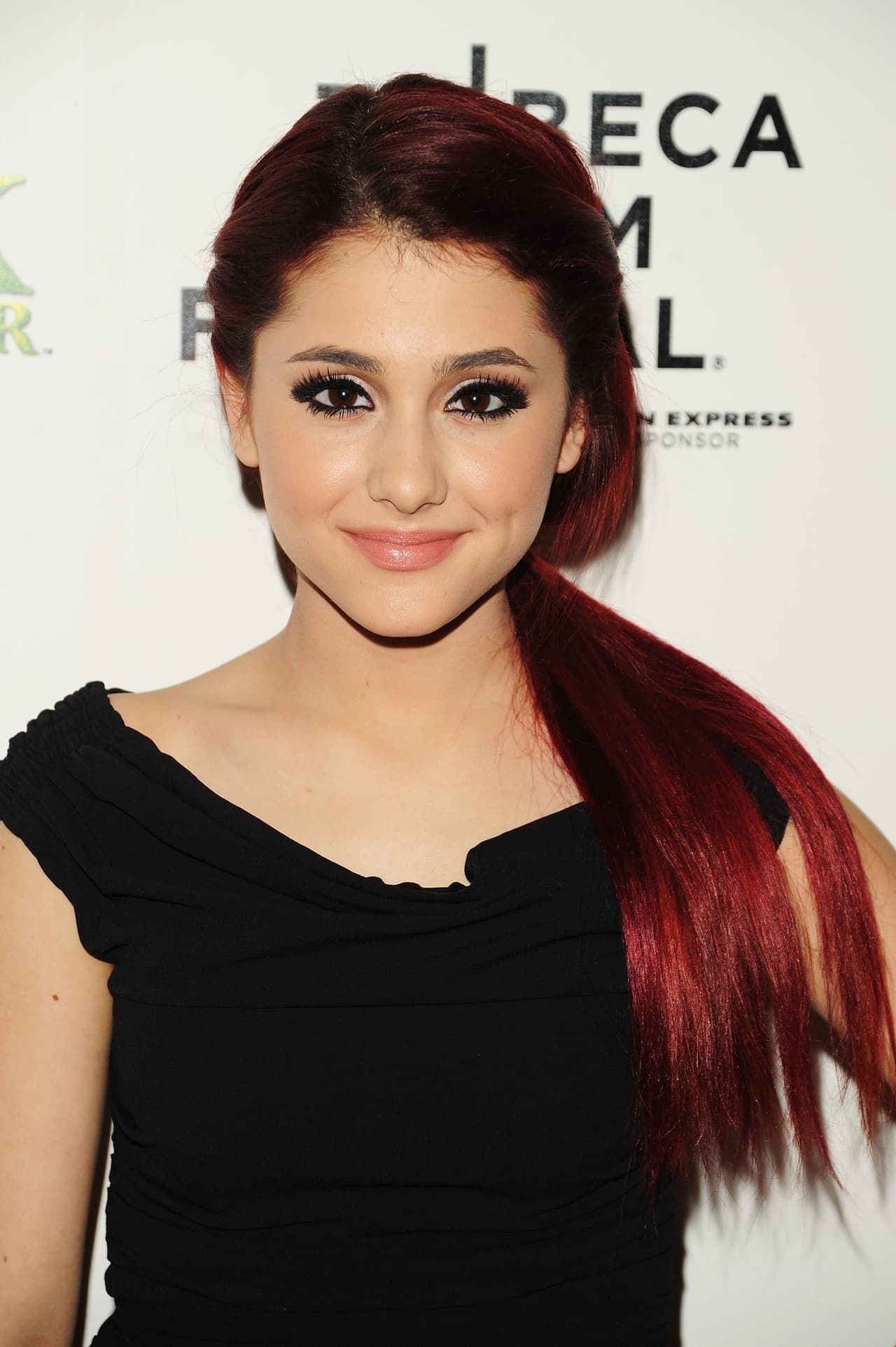 Desde sus primeras apariciones sobre la red carpet, su cabello fue noticia. En 
<a href="https://www.youtube.com/watch?v=cInNbubE4ts">2010</a>, mientras formaba parte de las filas de Nickelodeon, llevaba la melena roja y comenzaba a refinar su estilo. Ojos un poco cargados, cejas arregladas y peinados alisados sencillos, eran su sello a los 16.
<br>