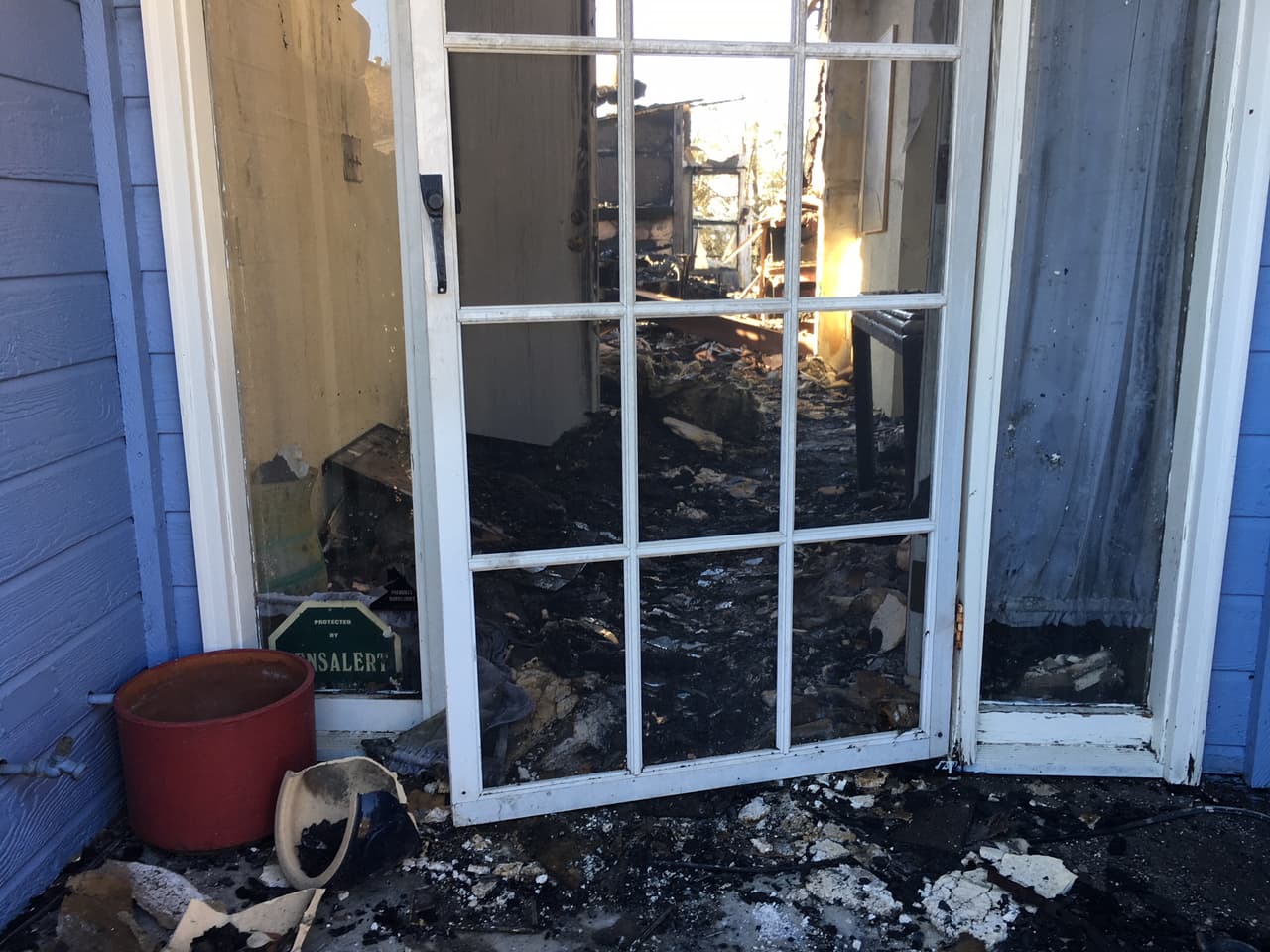 Las brasas tienen la habilidad de colarse en los respiraderos del ático, debajo de los aleros o en los techos de las casas, lo que provoca más incendios estructurales que en apariencia estaban lejanos a los incendios activos.