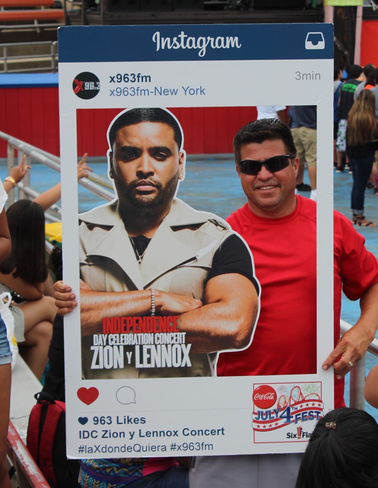 ¡Los asistentes tuvieron la oportunidad de tomarse fotos con Zion y Lennox! (La versión de cartón por supuesto)