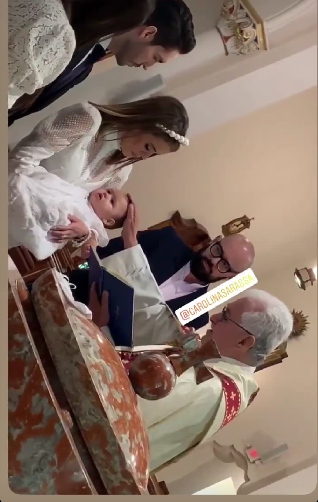 La bella nena que esta semana cumplirá 8 meses se portó muy bien en brazos de sus papás y sus padrinos de bautizo.