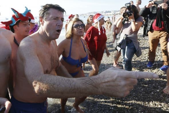 El alcande no podia defraudar a todos los nadadores y se dio su baño de Navidad.