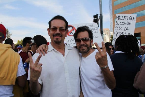 Pese a las distancias y tráfico característico de Los Ángeles, cientos de Venezolanos se unieron a la campaña mundial #SOSVenezuela para apoyar a todo el pueblo venezolano tras 10 días de protestas continuas en dicho país. A la manifestación se unieron guatemaltecos, peruanos, brasileños, libaneses, americanos y muchas otras nacionalidades que hacen vida en la Cosmopolita ciudad del oeste del país. Consignas, cantos y la familiaridad característica venezolana recibieron apoyo de los transeúntes en los alrededores del edificio Federal ubicado en la avenida Wilshire.