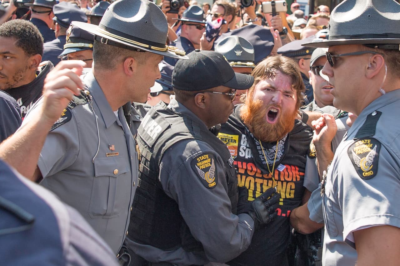 MIERCOLES 20 DE JULIO. 4:08 PM. Un grupo llamado "Revolution", que lleva varios días manifestando por las calles de la ciudad, se acercó a la entrada del del Quicken Loans Arena y frente a decenas de policías, agentes del Servicio Secreto y periodistas encendió una bandera de los Estados Unidos.