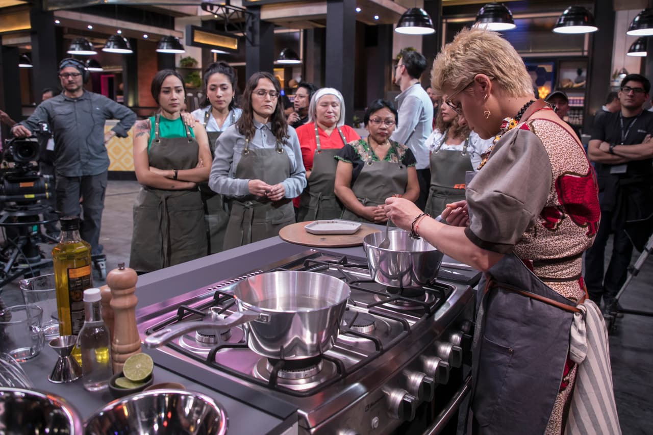 Para seguir en la competencia, las Merino, los Wong, las EK y los Vásquez se enfrentaron en otro reto: debieron preparar huevos poché, huevos tibios y huevos nube. La encargada de enseñarles a prepararlos fue la chef Belén Alonso.