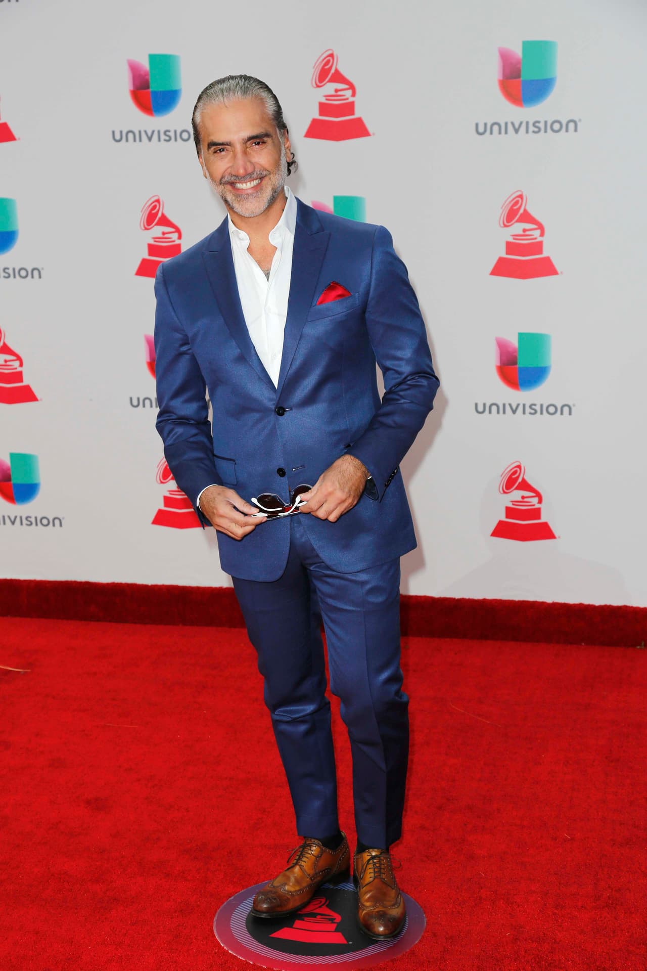 Al parecer perdió el equilibrio y cayó al suelo. Tuvo que ser ayudado por su personal de seguridad para reincorporarse.
<br>