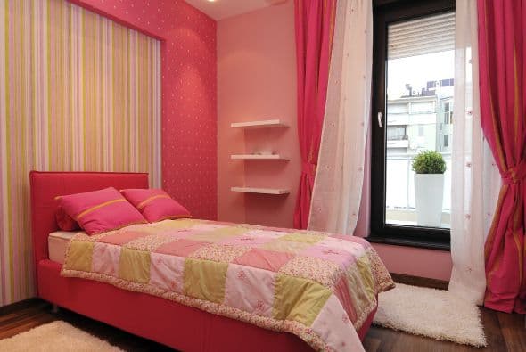 Mobiliario ideal. Elige muebles elegantes que no ocupan mucho espacio visual. Para eso, crea un punto focal fuerte y la ilusión de grandeza y liviandad con muebles que brinden líneas delgadas para no apelmazar el cuarto.