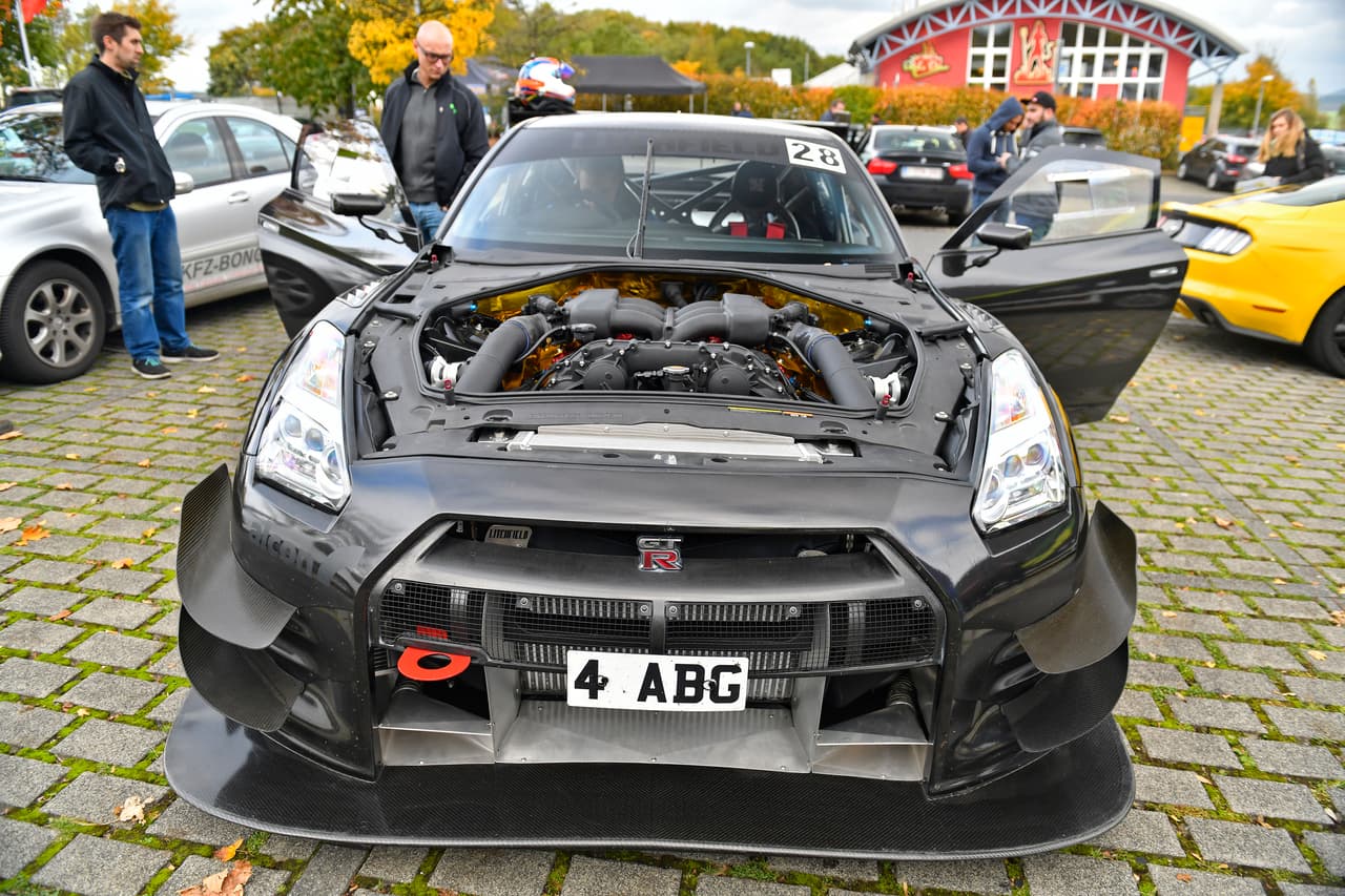 Esta fue una de las condiciones que impuso el propietario australiano, que pretende batir el record para luego conducirlo hasta el legendario restaurant Pistenklause para celebrar la victoria.