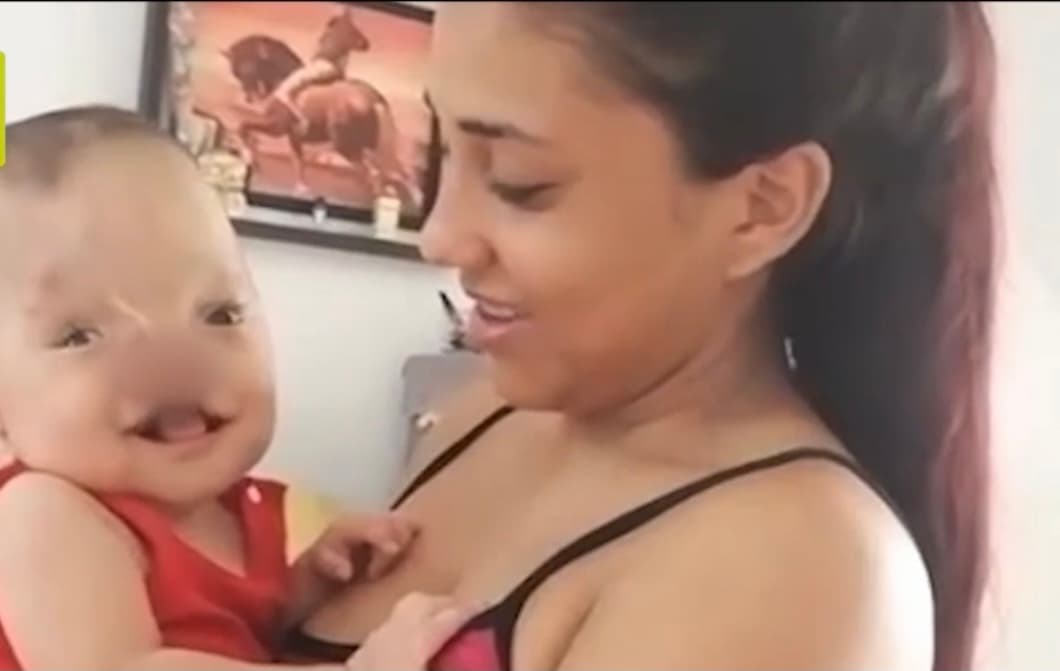 Mientras espera por la ayuda, ella se mantiene fiel a su bebé, al que está segura verá crecer como un adulto de bien para la sociedad, 
<b>siempre con esa sonrisa inocente que ha dibujado en su rostro toda la vida. </b> 
<br>
<br>