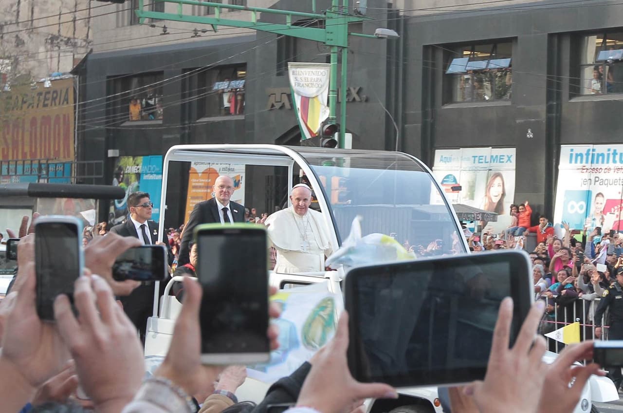 Con cantos y porras, fieles esperan saludo de Francisco