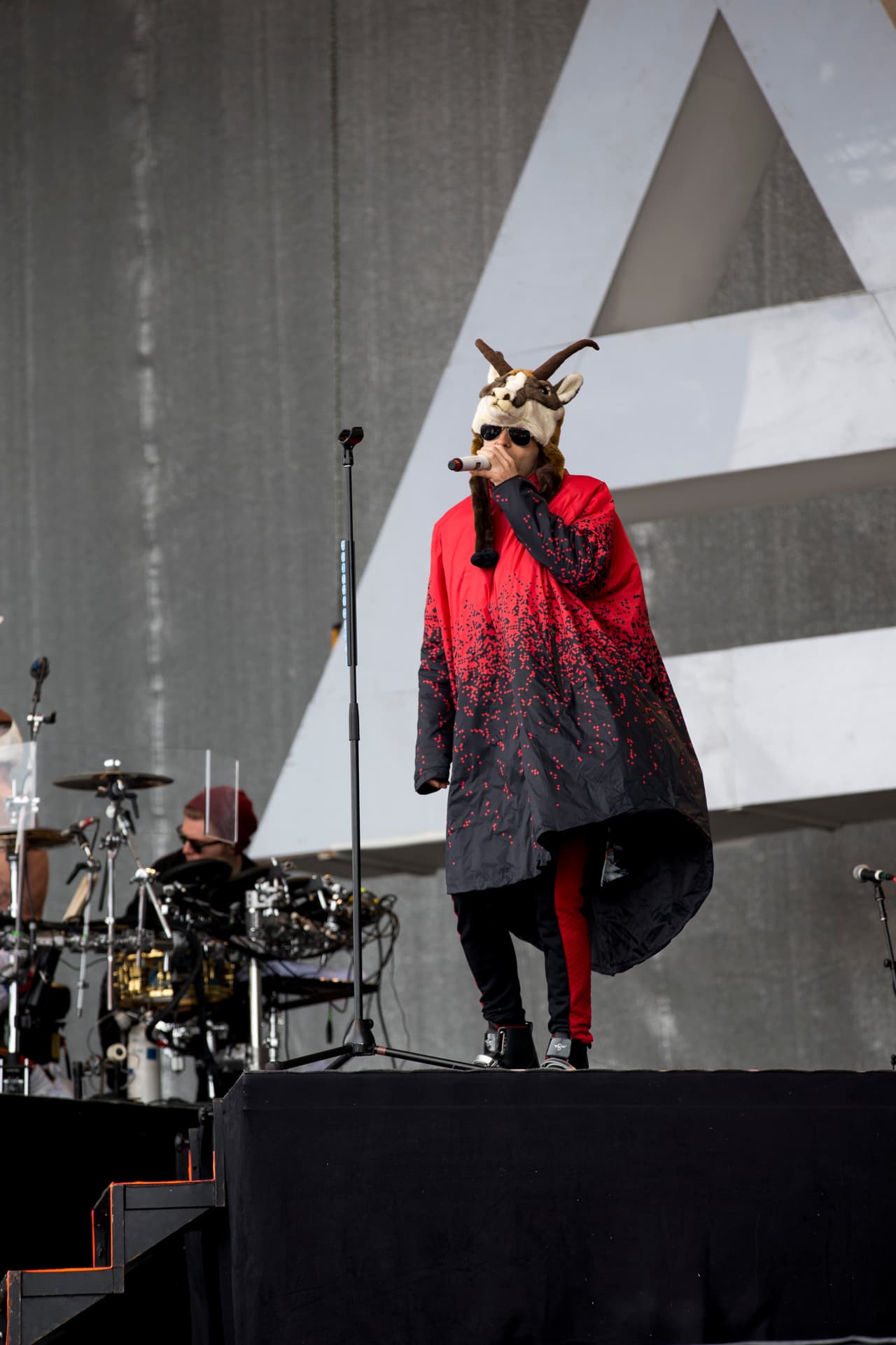 En el escenario es muy extrovertido y hace que sus presentaciones sean muy visuales, y eso, es algo que también comparte con Cyrus.