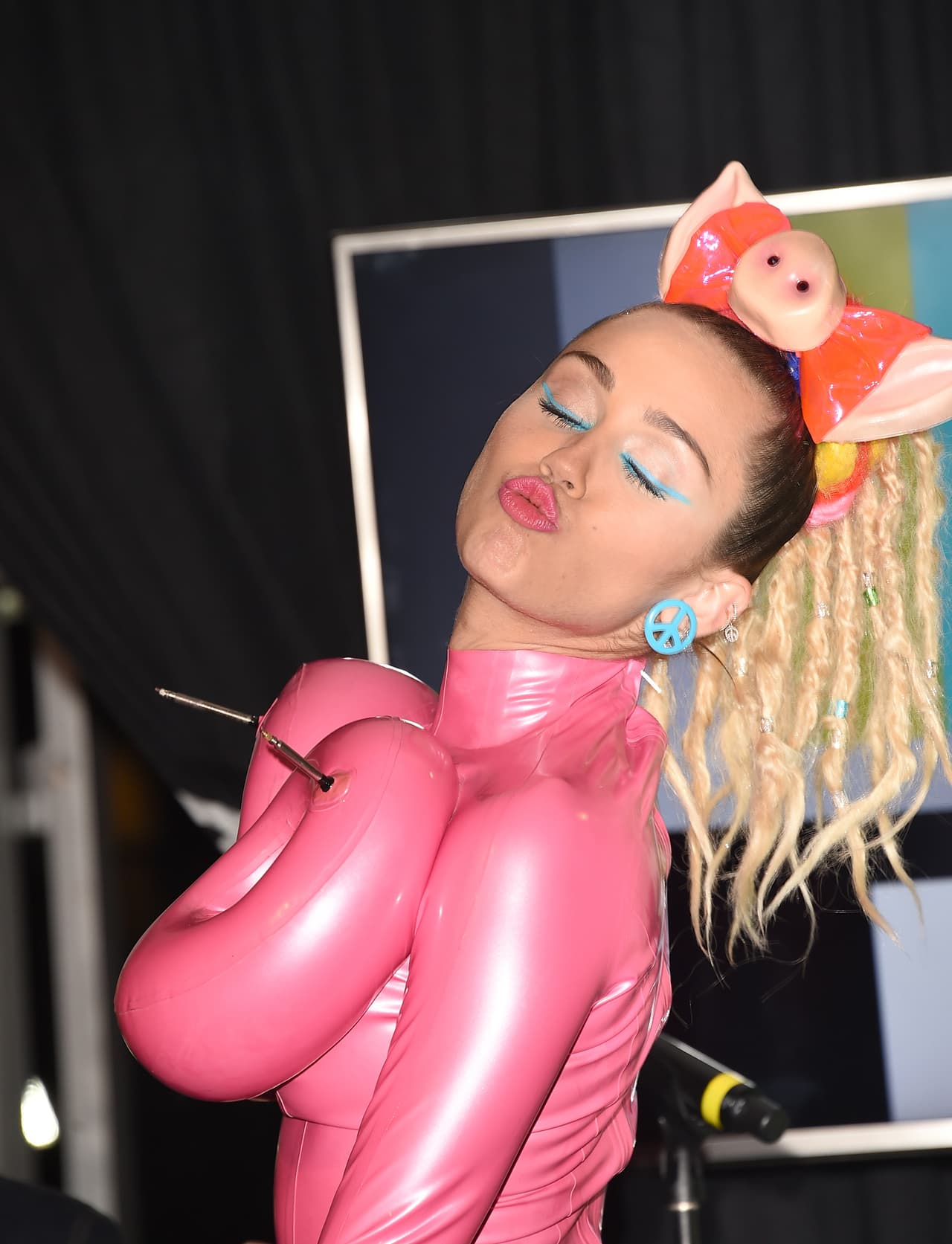 ¿Y ese besito Miley, será que te estás poniendo de romántica para Jared?