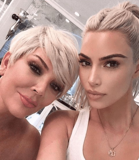 La empresaria Kris Jenner, matriarca de las Kardashian y también productora de 'Keeping Up with the Kardashians', es otra de las famosas que ha elegido este estilo.