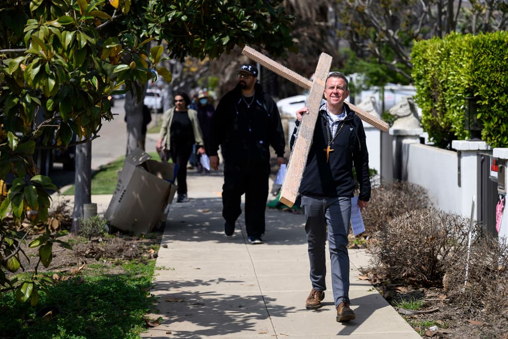 <b>El poder del simbolismo en la reconstrucción</b>: Objetos rescatados, como la cruz metálica y las losas decoradas por niños, se incorporarán en la reconstrucción, reforzando la conexión entre el pasado y el futuro.