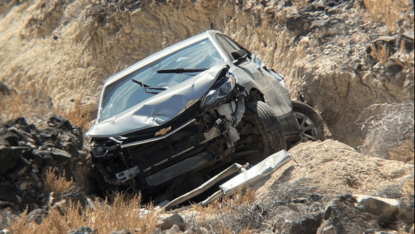 Su auto cayó por un barranco y la buscaron durante cuatro días: así lograron localizarla y rescatarla