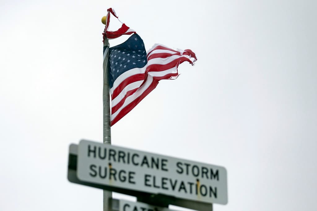 En Tybee Island, los fuertes vientos de la tormenta Debby complicaban la mañana del martes para quienes se arriesgaban a salir.