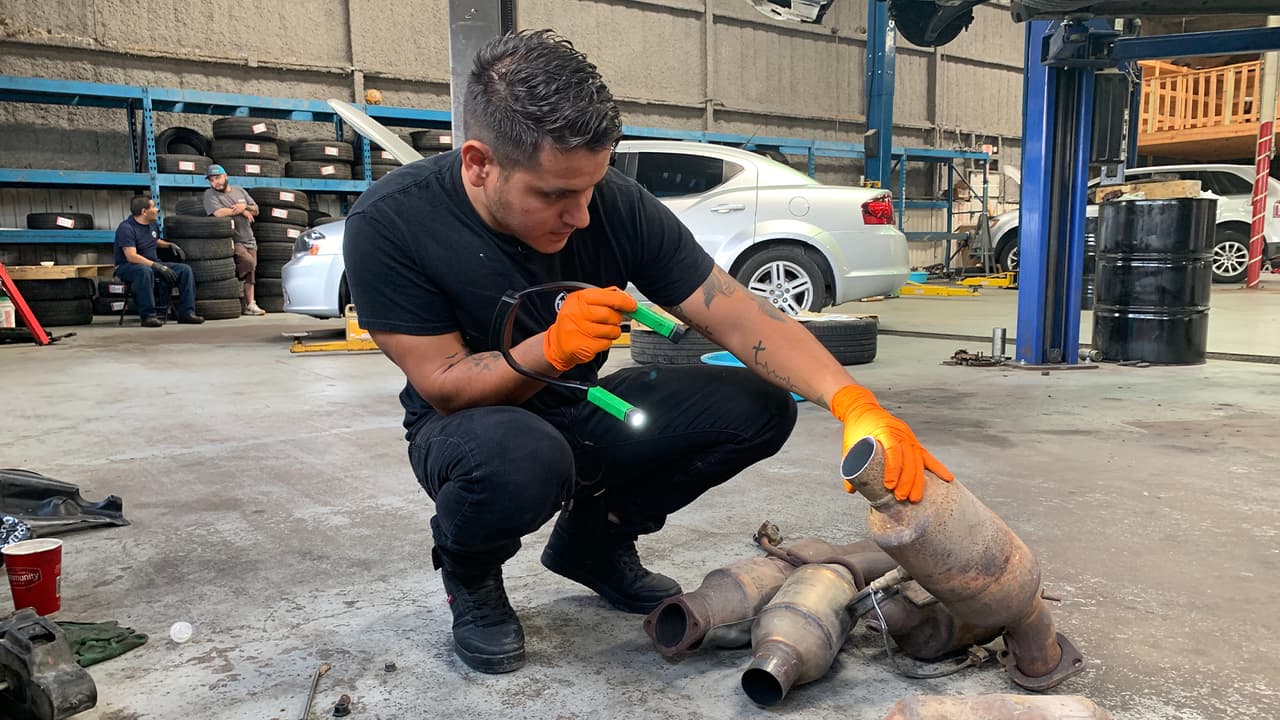 “Los convertidores catalíticos se roban cada vez más porque contienen metales preciosos que han aumentado de precio”, dice Thomas Burke, detective de NYPD. “
<b>Esos metales son: platino, paladio y rodio. Eso hace que valga más que el oro”. </b>