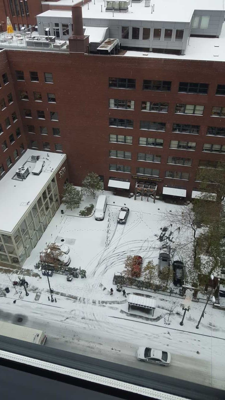 La Ciudad de los Vientos se pintó de blanco este viernes con la primera nevada del año que dejó un poco de acumulación en las calles y nos regaló fotos que parecen salidas de una postal.