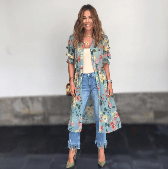Un estilo muy cómodo y divertido, combina tus jeans con una blusa larga estilo kimono.