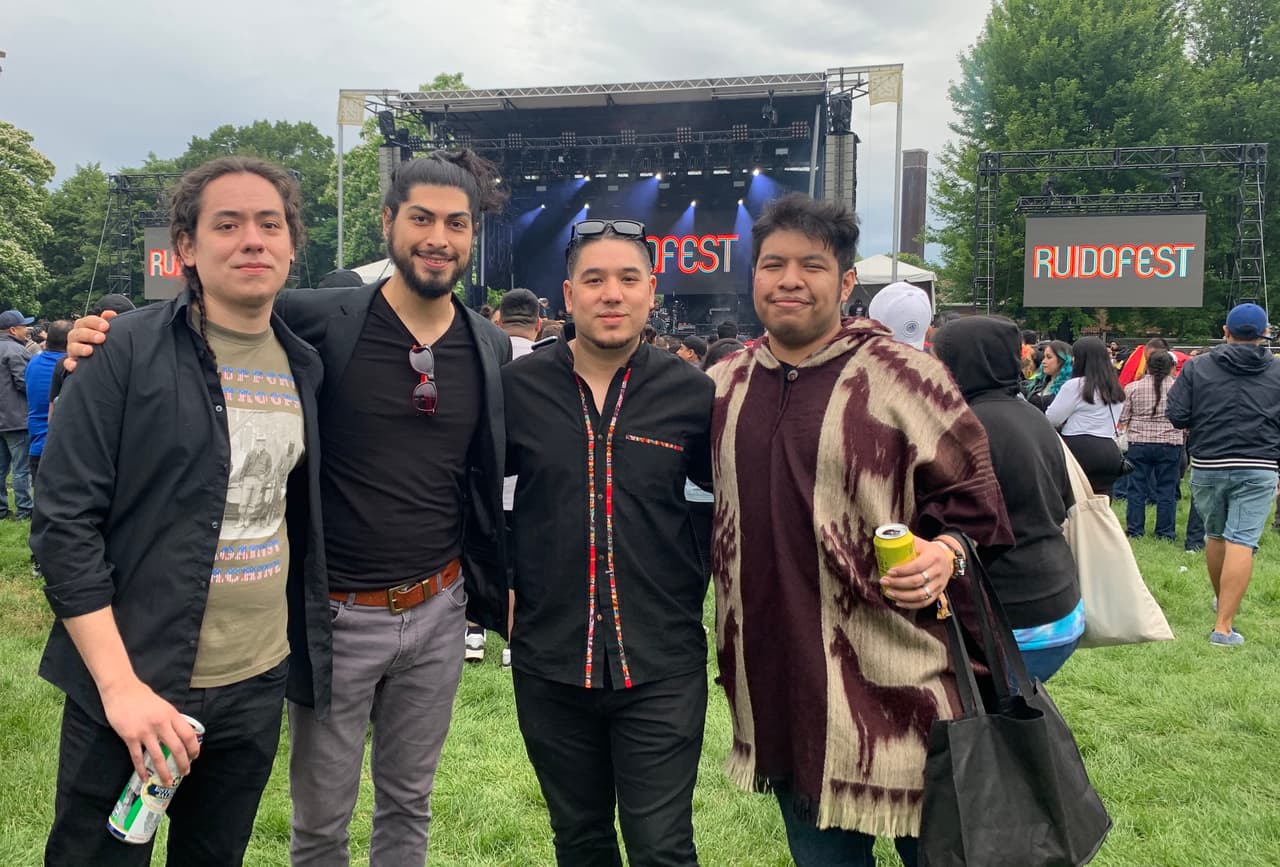 “Pure Remedy,” un grupo de rock alternativo después de haber participado en Ruido Fest por primera vez. Aquí se encuentran esperando el show de "Hombres G" y "Enanitos Verdes".