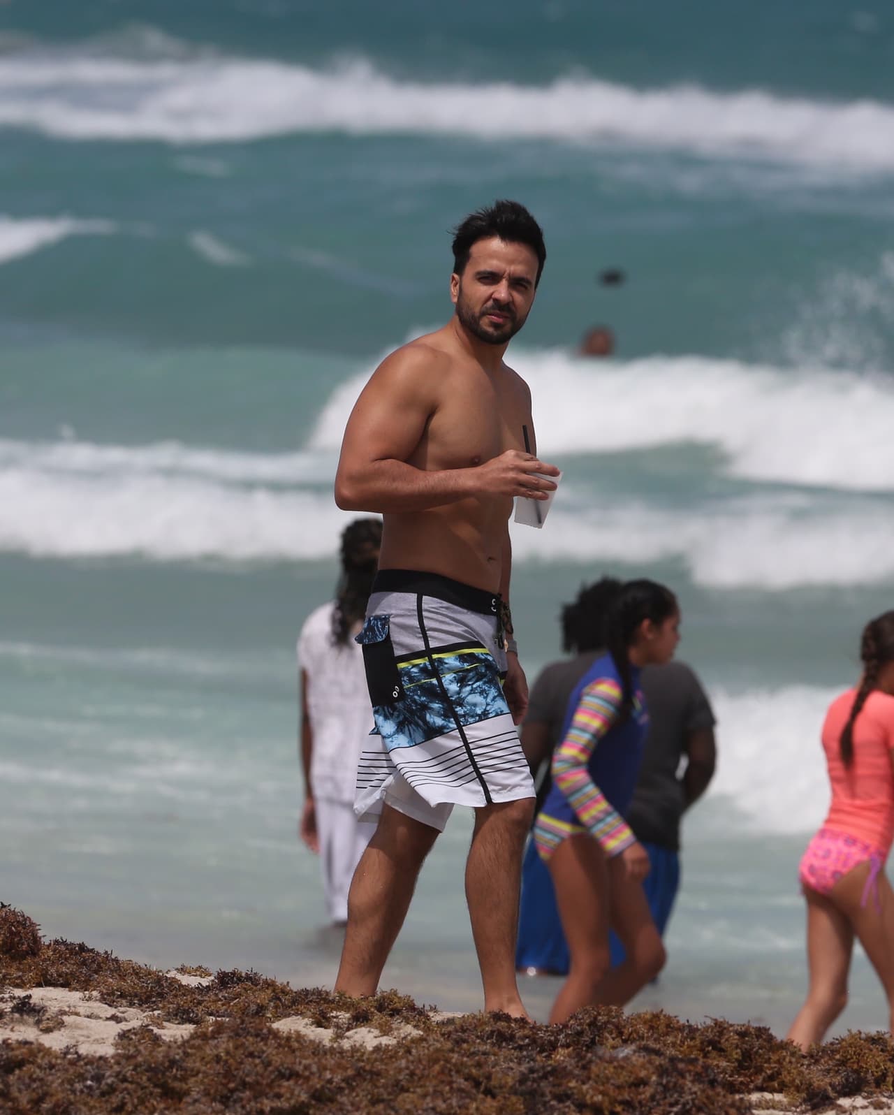 Luis Fonsi celebra su cumpleaños número 39 junto a su esposa Agueda López con un romántico día en las playas de Miami Beach.