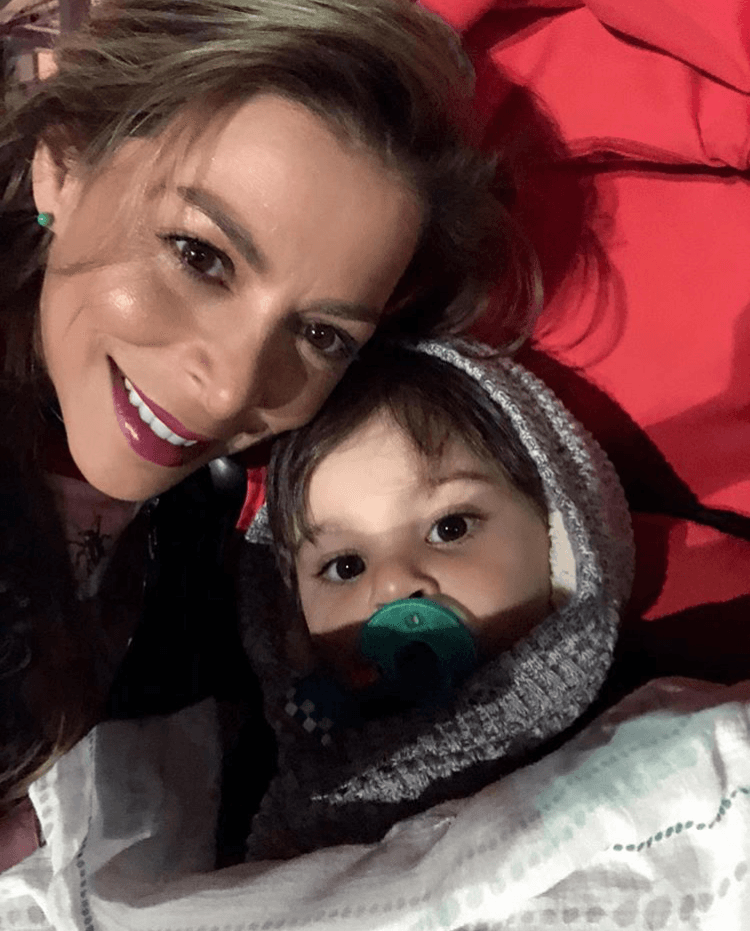 La conductora y su hijo tenían un poquito de frío, pero ellos saben como mantenerse calientitos.