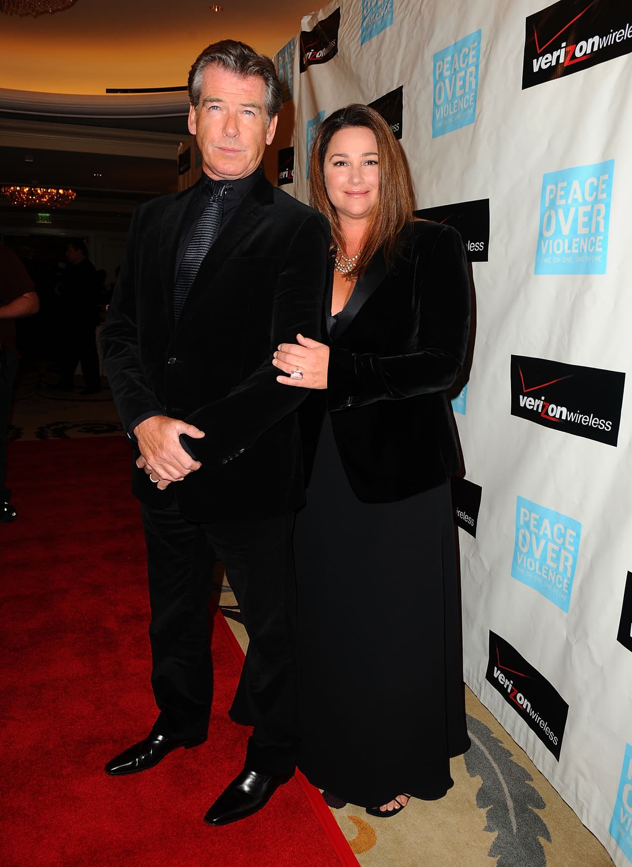 <b>Pierce Brosnan</b> se casó con
<b> Keely Shaye Smith </b>en 2001 y tuvieron 5 hijos. La conoció en 1994, pocos años después del fallecimiento de su esposa, Cassandra Harris, en 1991, a causa del cáncer de ovario.
<br>
<br>Son una de las parejas más sólidas de Hollywood, aun cuando ella ha tenido que soportar las críticas hacia su peso.