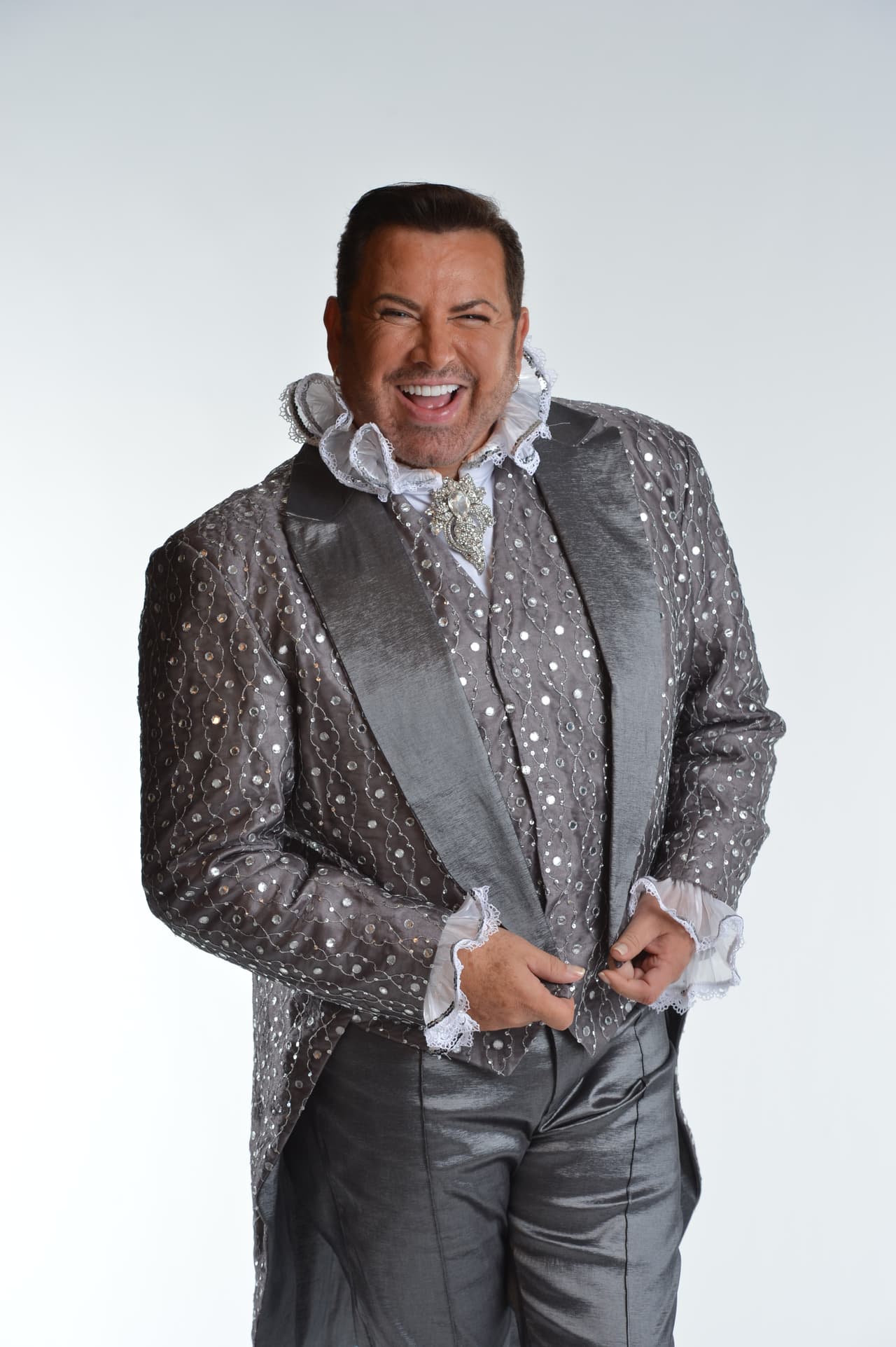 Samy se dio a conocer como el estilista de las estrellas y actualmente es empresario.