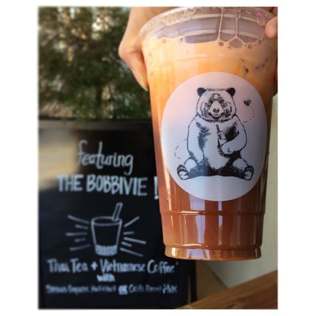 <b>Mezcla de café con té</b>
<br>Esta combinación es una propuesta de las casas de té más que de las cafeterías. La intención es hacer mezclas muy especializadas para crear perfile sabor complejos. Un ejemplo: granos de café con hierba mate, nibs de cacao, clavos y almendra mezclados en una bebida con sabores terrosos.